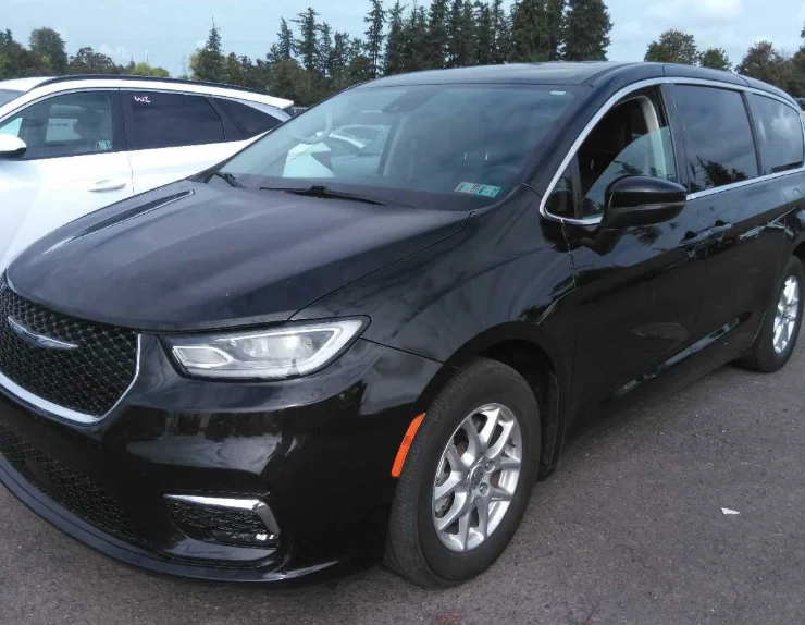 Used 2023 Black Chrysler Touring L image 6