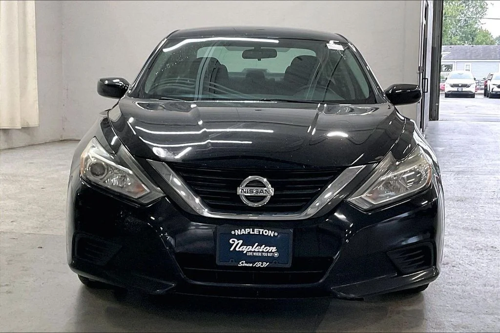 Used 2016 Black Nissan 2.5 S image 2