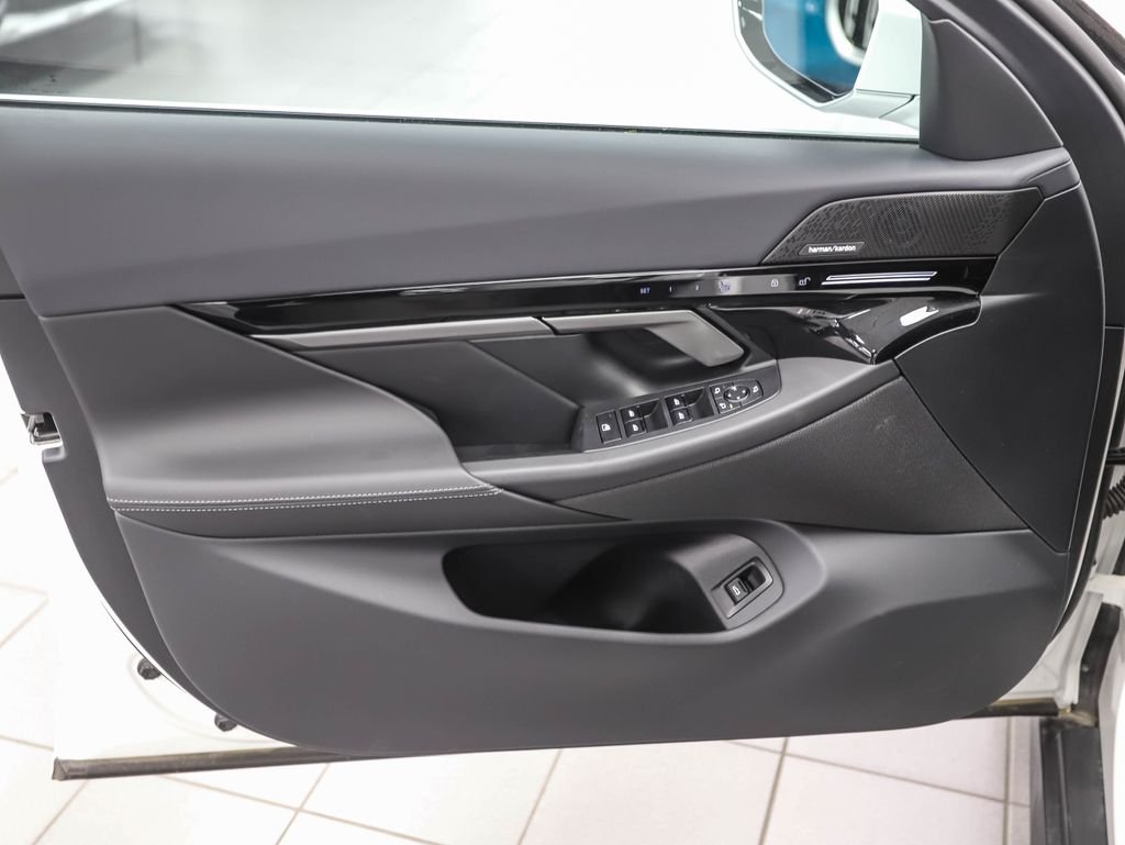 2025 BMW 5 Series 530i - Photo 9