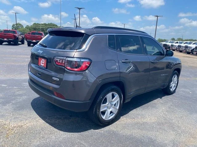 Used 2022 Granite Crystal Clearcoat Metallic Jeep Latitude image 8