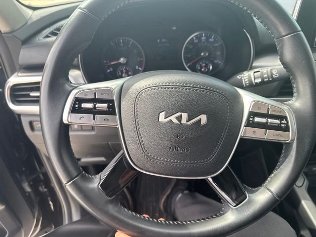 Used 2022 Black Kia S image 23