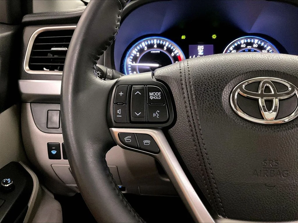 Used 2016 Gray Toyota XLE V6 image 22