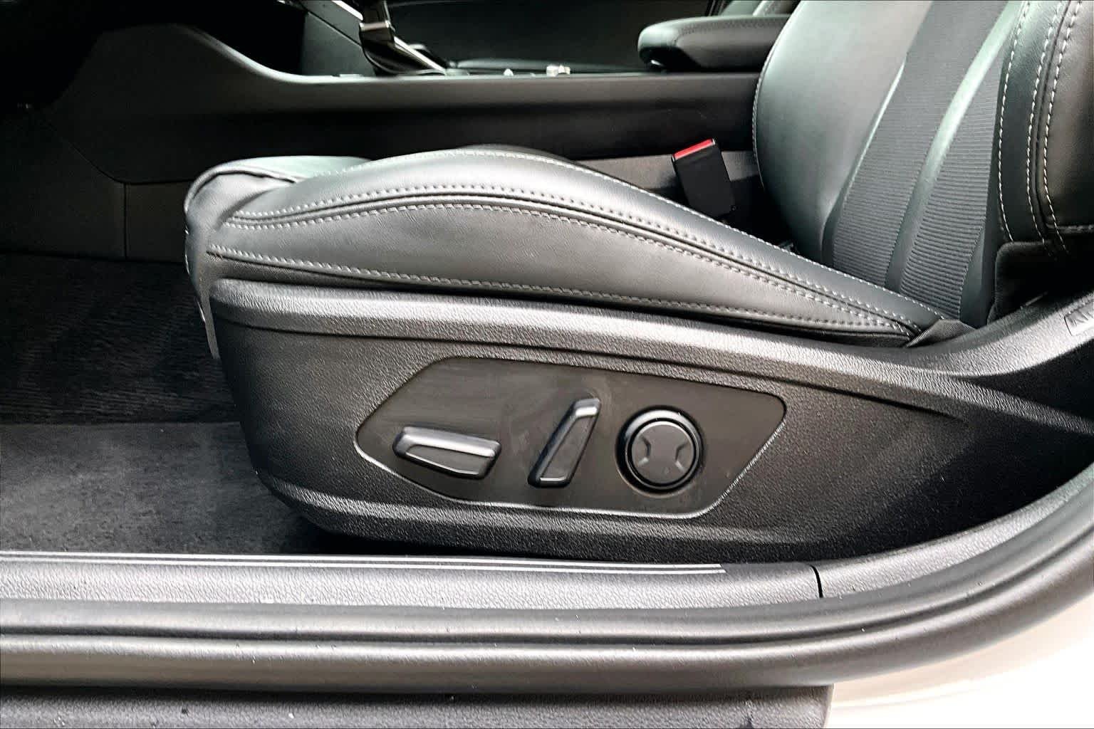 Used 2024 Glacial White Pearl Kia GT-Line image 31