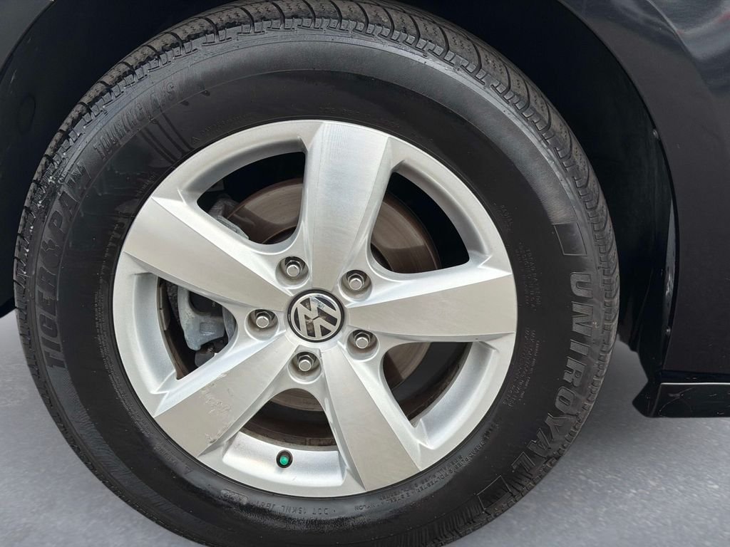 Used 2011 Black Volkswagen SE image 9