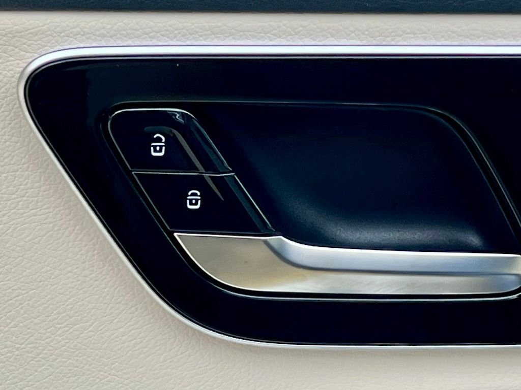 Certified Used 2023  Mercedes-Benz GLC 300 image 17