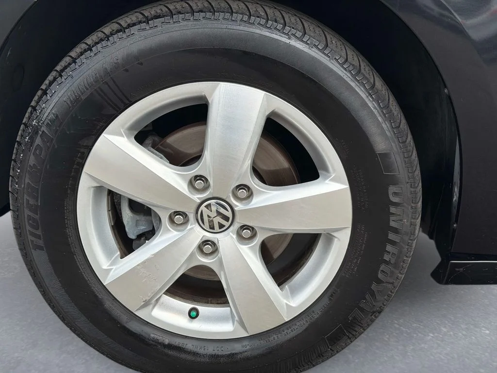Used 2011 Black Volkswagen SE image 9