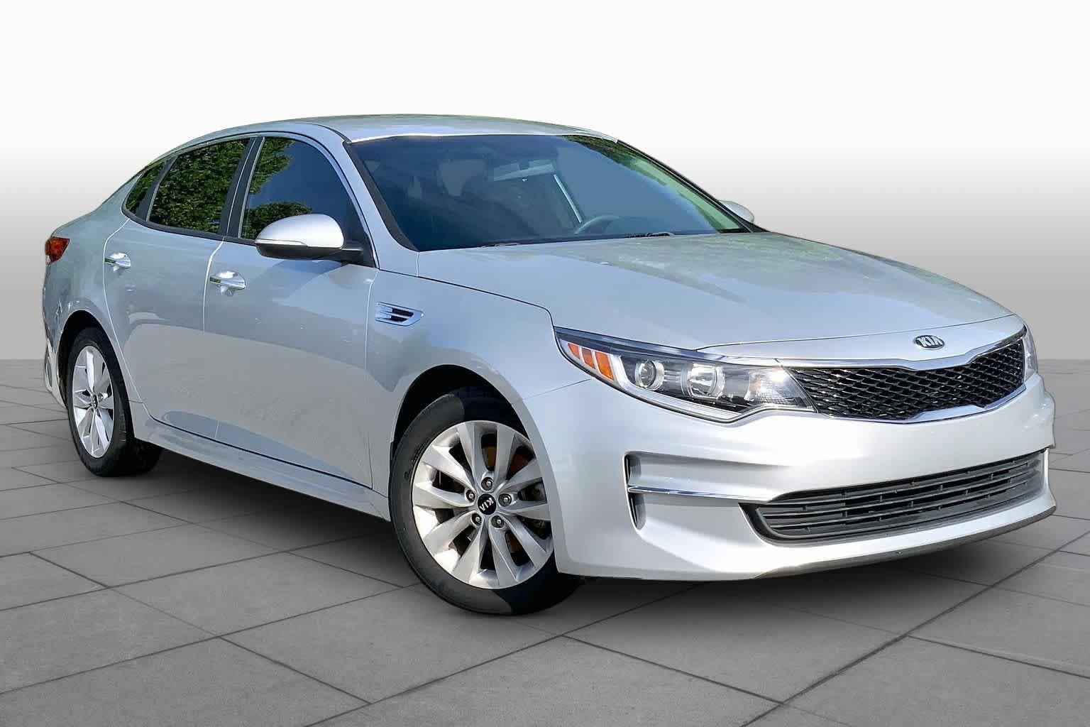 Used 2018 Sparkling Silver Kia LX image 3