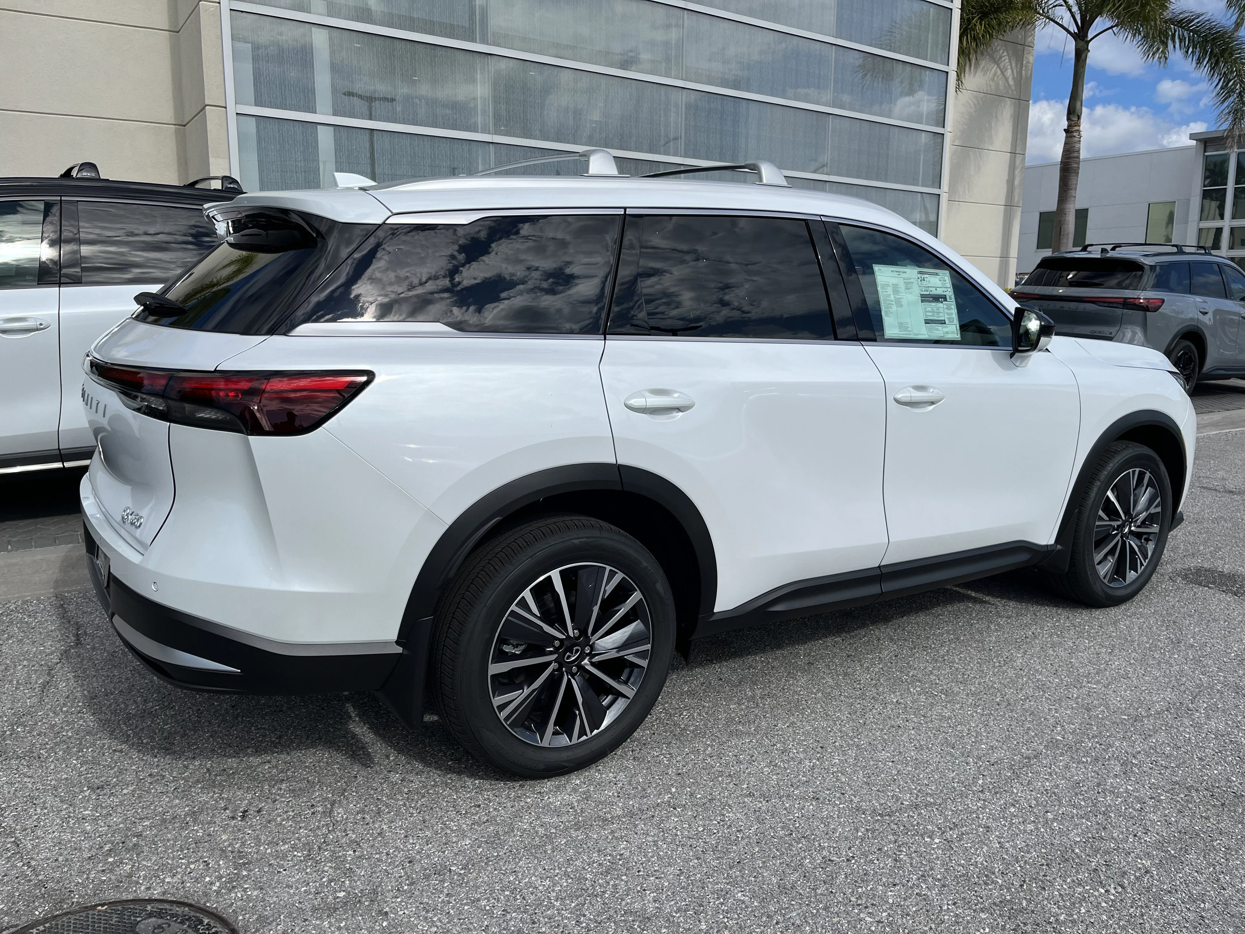 New 2027 Radiant White INFINITI LUXE image 6