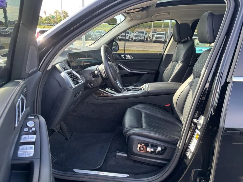 Used 2025 Black Sapphire Metallic BMW xDrive40i image 9