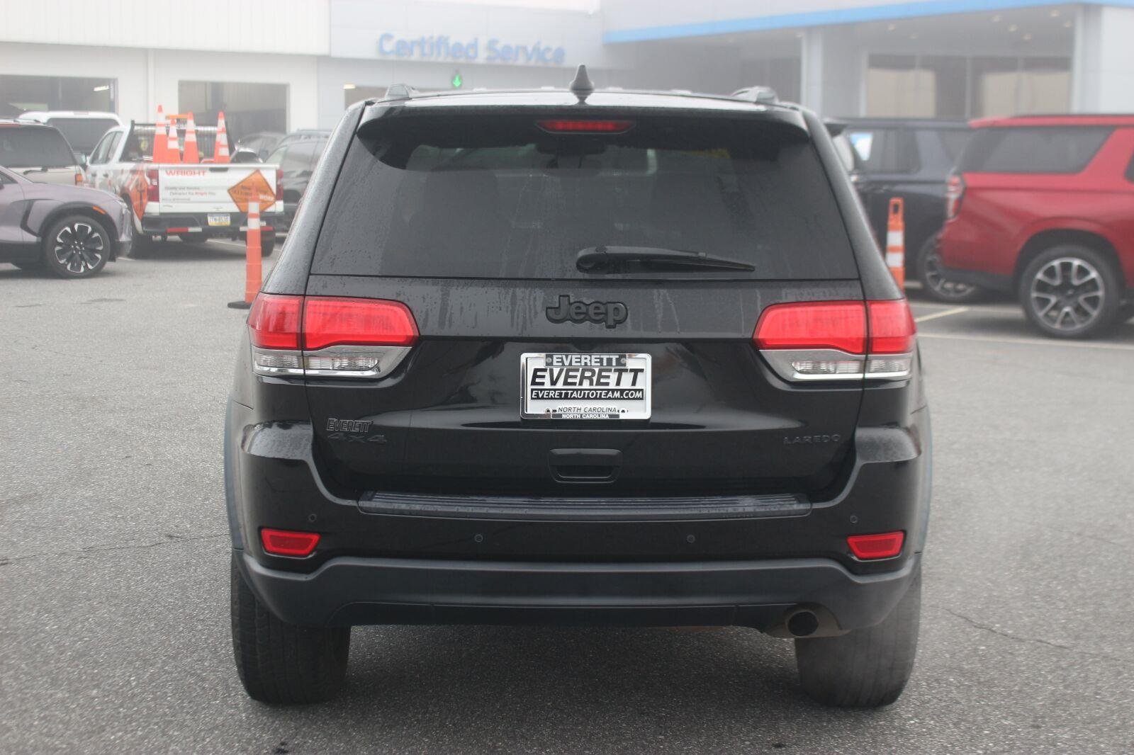 Used 2018  Jeep Laredo E image 6
