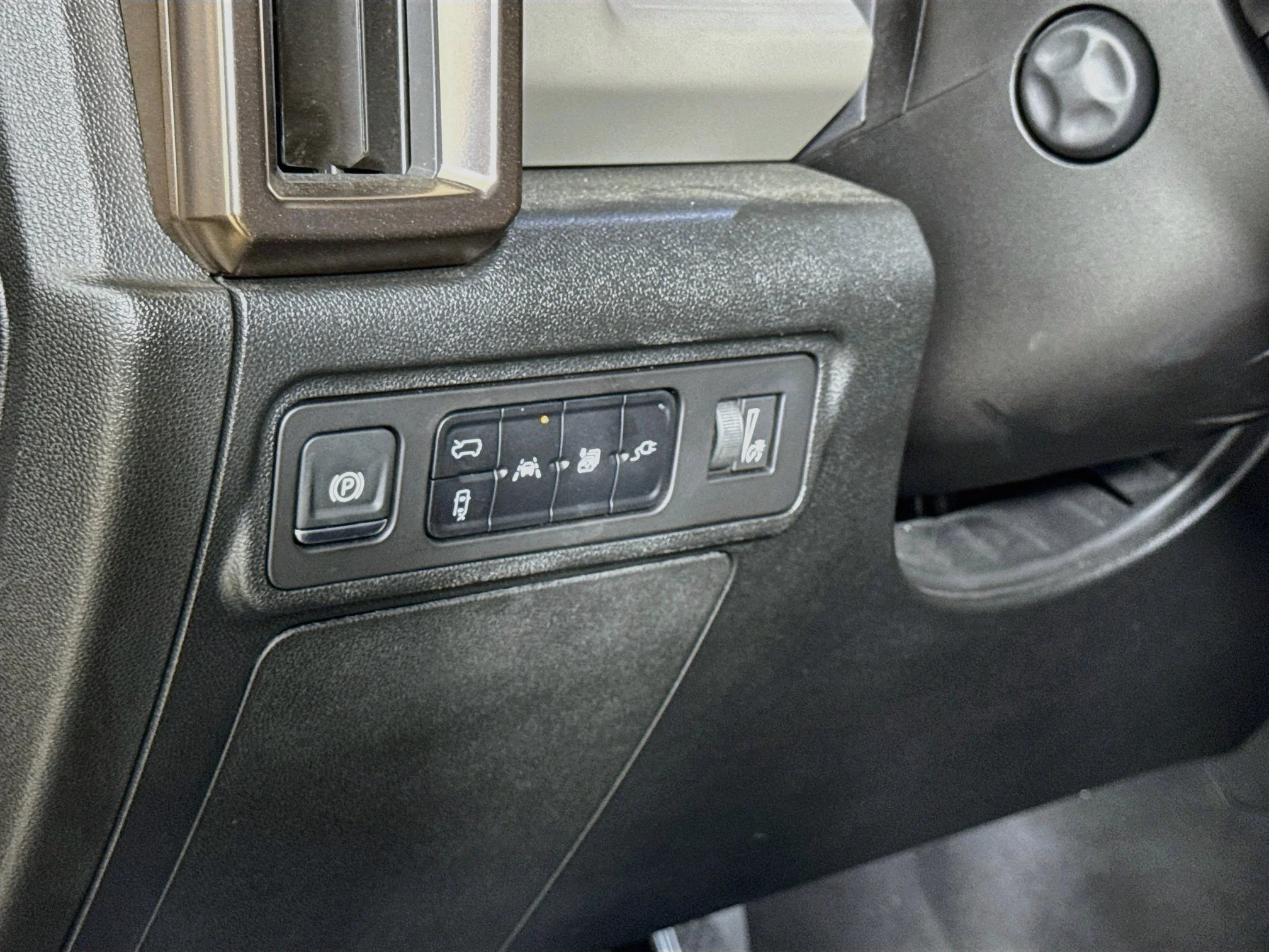 Used 2024 Meteorite Metallic (Grey) GMC 2X image 12