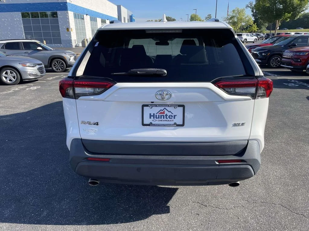 Used 2021  Toyota XLE image 5