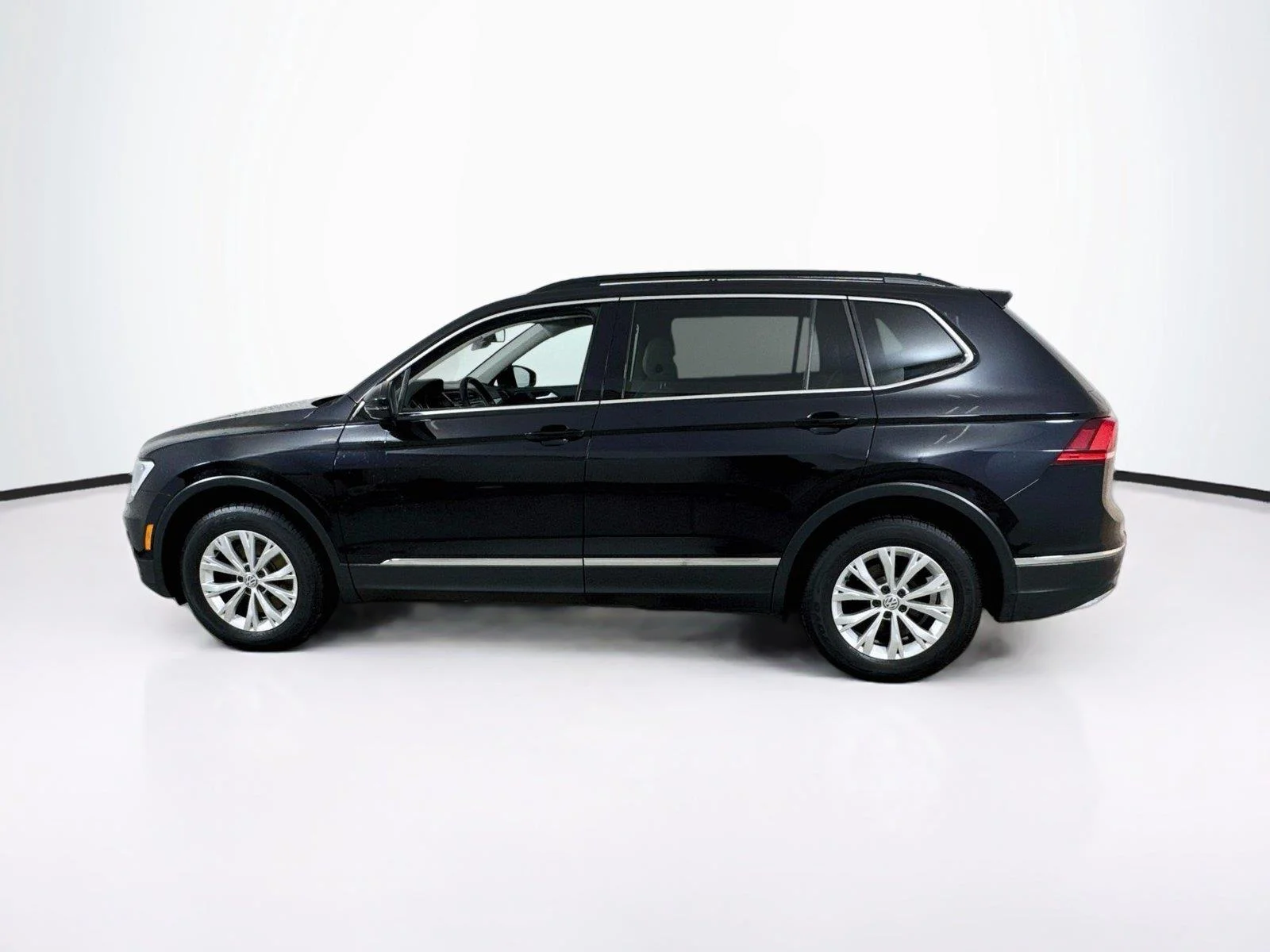 Used 2018 Deep Black Pearl Metallic Volkswagen SE image 3