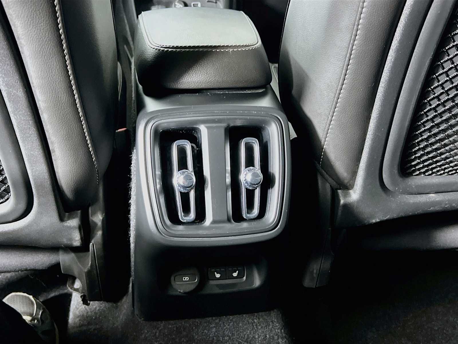 Used 2021 DENIM BLUE METALL Volvo Momentum image 27