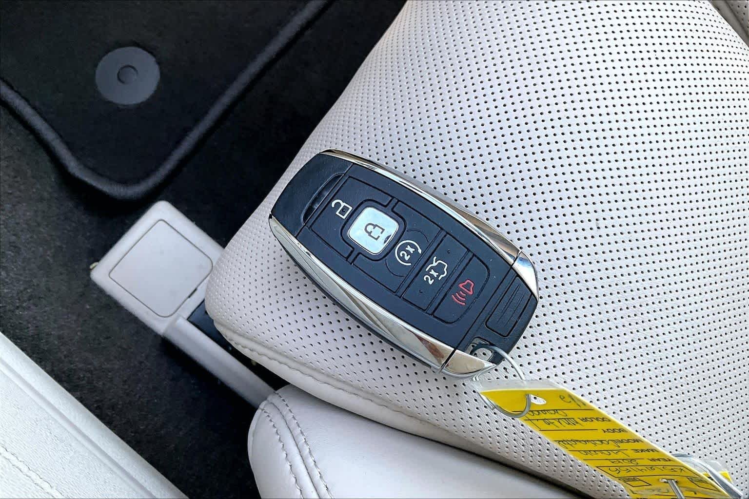 Used 2019 Ceramic Pearl Metallic Lincoln Reserve image 12
