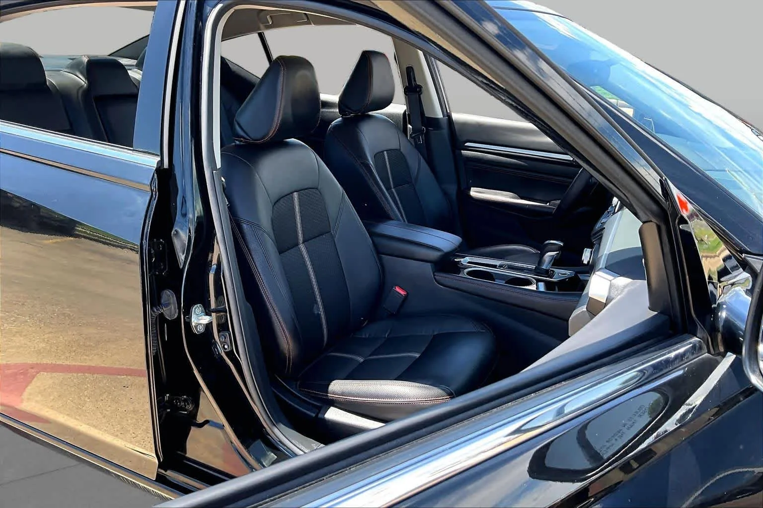 Used 2023 Super Black Nissan 2.5 SR image 9