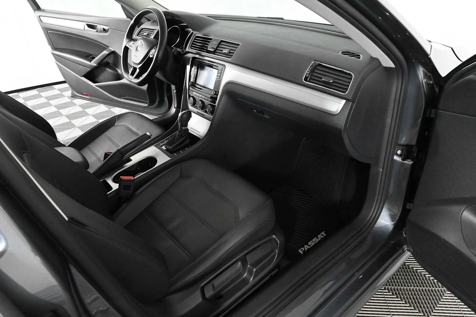 Used 2019 Platinum Gray Metallic Volkswagen 2.0T Wolfsburg Edition image 9