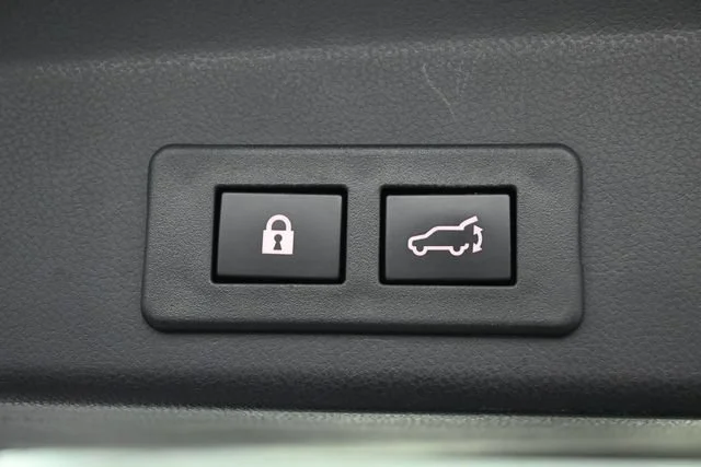 Used 2023 Crystal White Pea Subaru Limited image 26