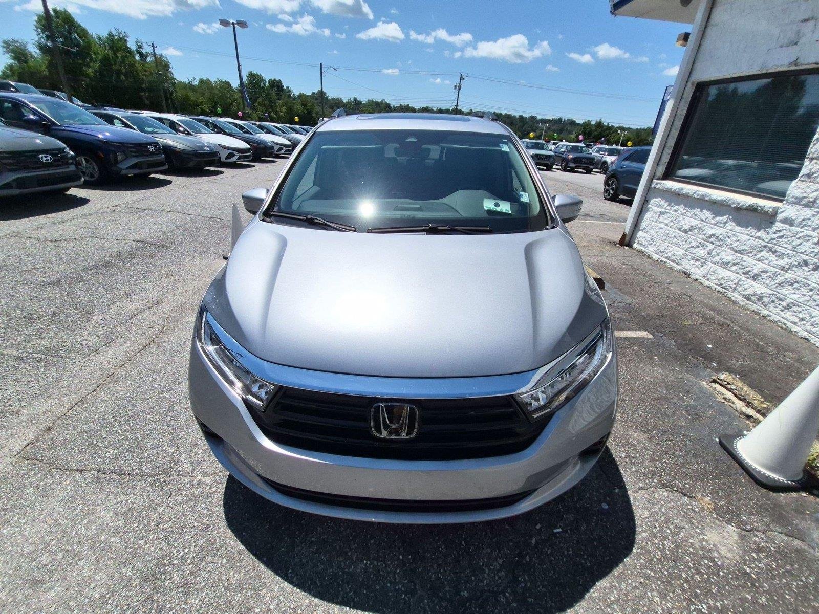Used 2023 Lunar Silver Metallic Honda TOUR image 2