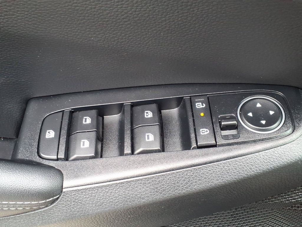 Used 2025 White Kia S image 34