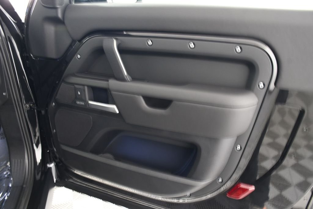 New 2026 Santorini Blk Land Rover V8 image 18