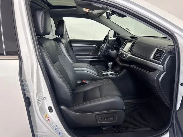 Certified Used 2019 Blizzard Pearl Toyota Limited image 4