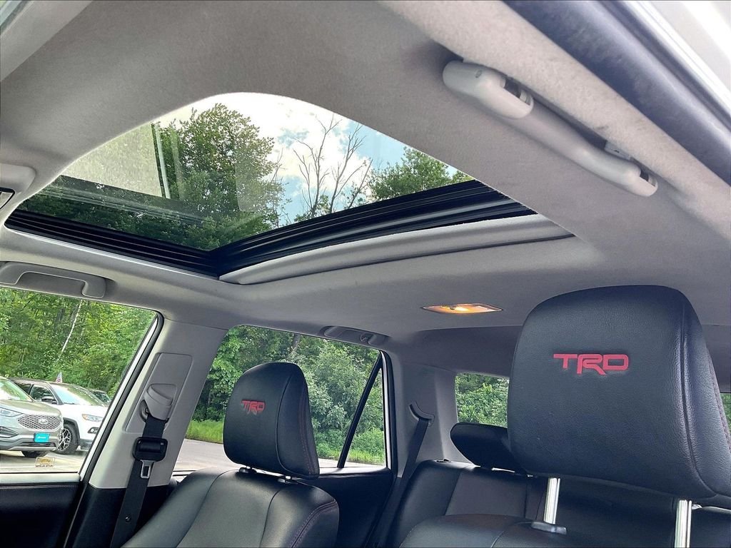 Used 2019 White Toyota SR5 image 7