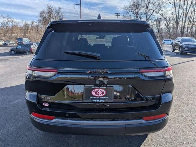 New 2026 Diamond Black Crystal Pearl-Coat Exterior Paint Jeep Altitude image 3