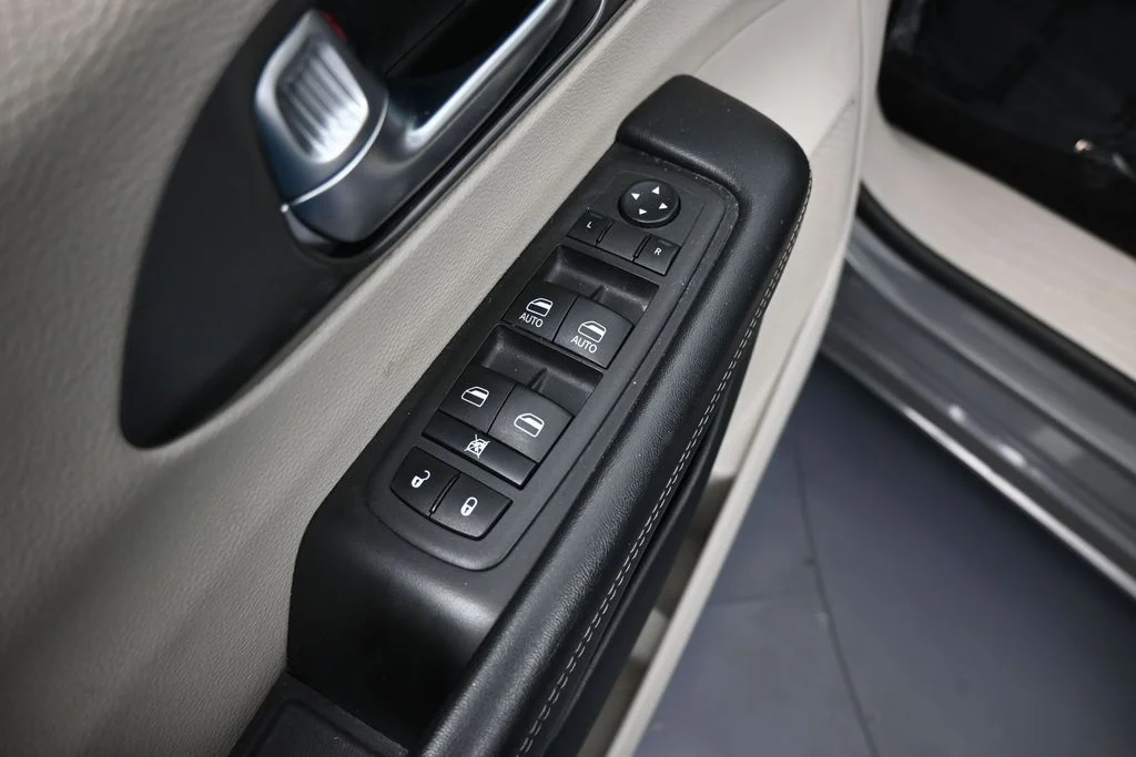 Used 2022 Ceramic Gray Clearcoat Chrysler Touring L image 13