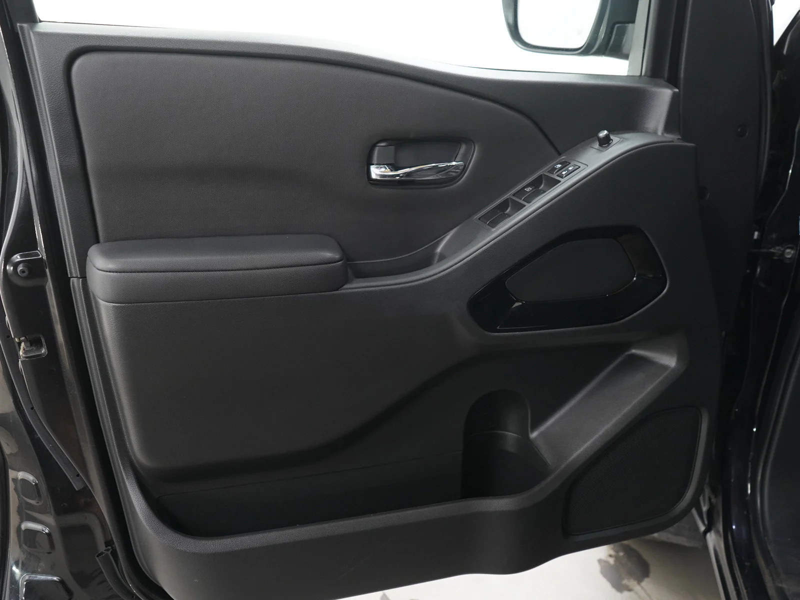 Used 2023 Black Nissan Crew Cab 4x4 SV Auto Long Bed image 21