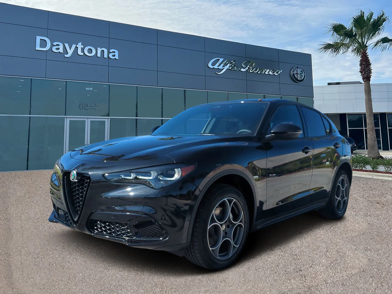 New 2025 Vulcano Black Metallic Exterior Paint Alfa Romeo  image 7
