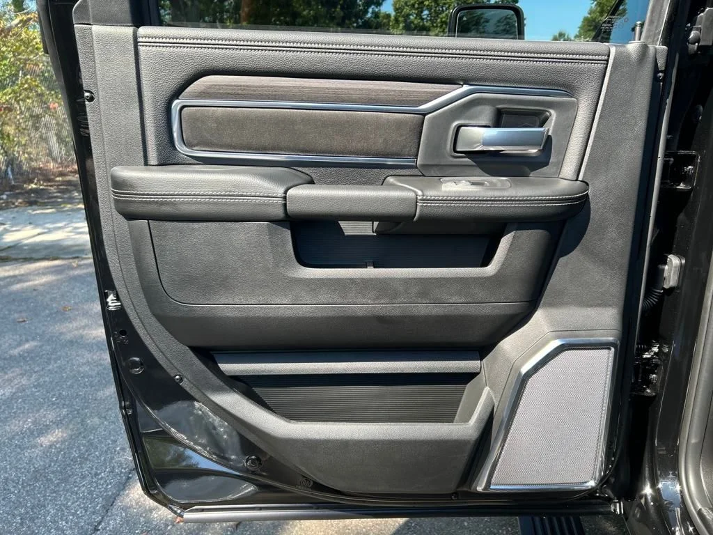 New 2026 Diamond Black Crystal Pearl-Coat Exterior Paint RAM Laramie image 25