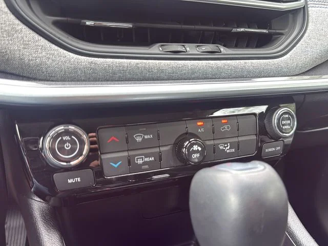 Used 2022 Silver Jeep Latitude image 19