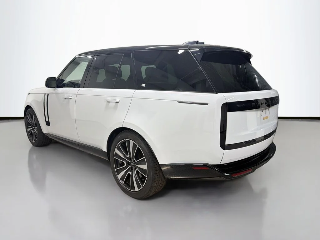 Used 2024  Land Rover SE image 3