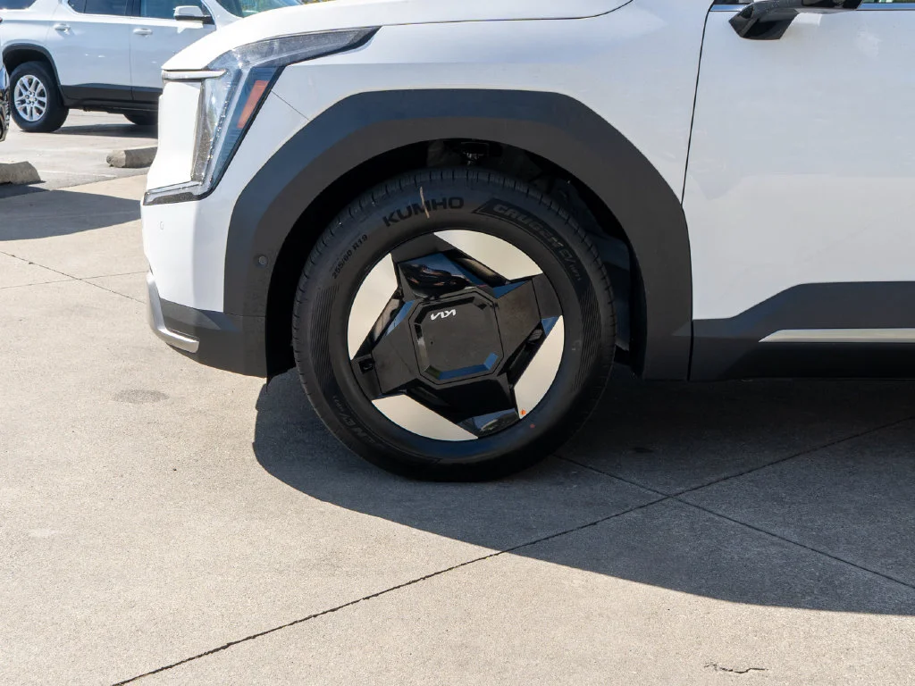 New 2026 White Kia Wind image 33