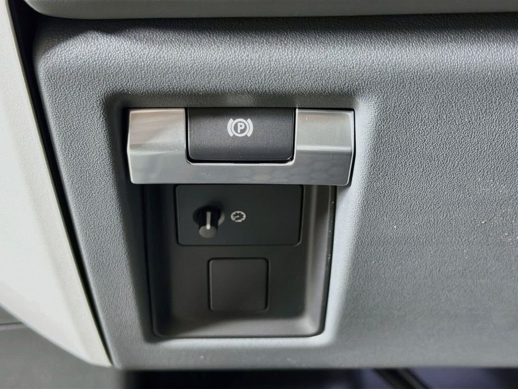 New 2026 Tasman Blue Land Rover X-Dynamic SE image 10