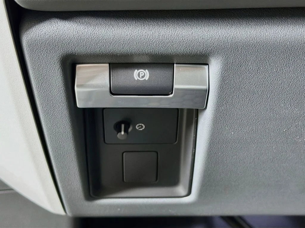 New 2026 Tasman Blue Land Rover X-Dynamic SE image 10