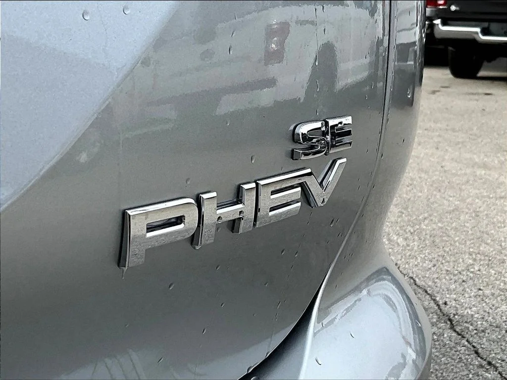 New 2025 Silver Mitsubishi SE image 9