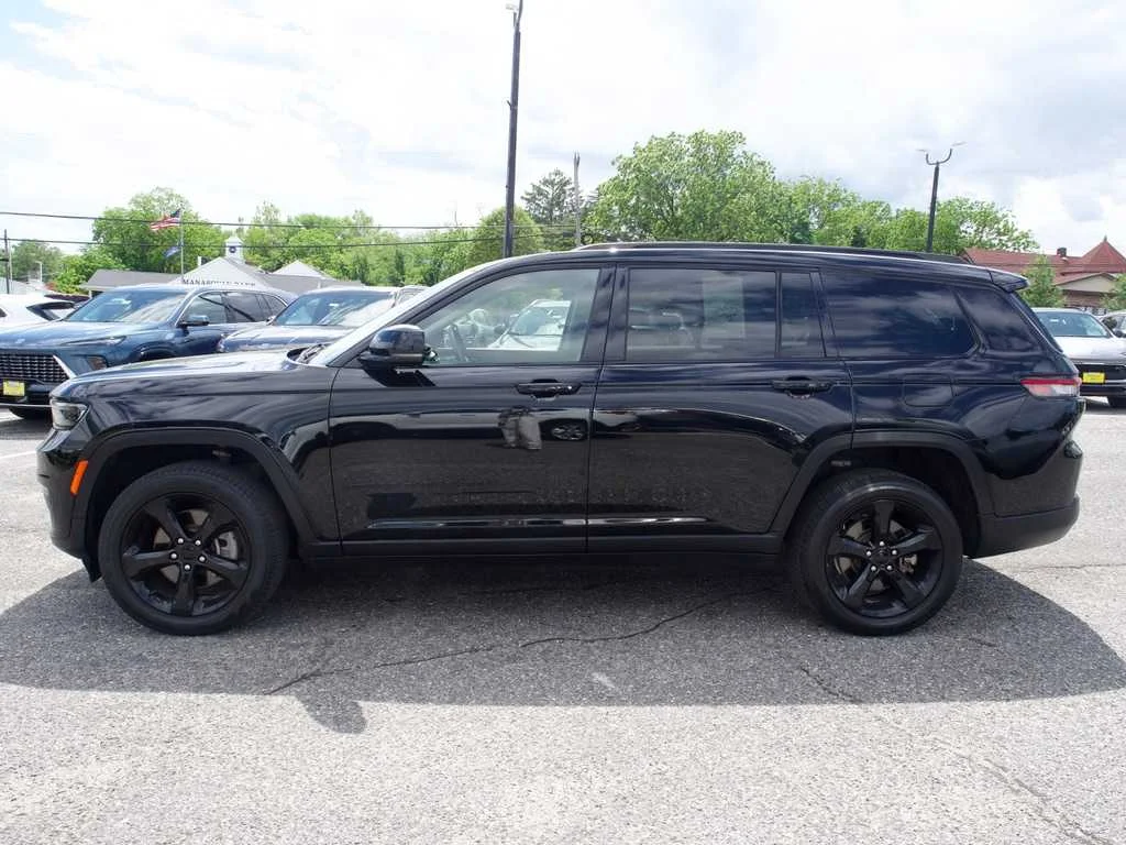 Certified Used 2022 Black Jeep Limited 4x4 image 4