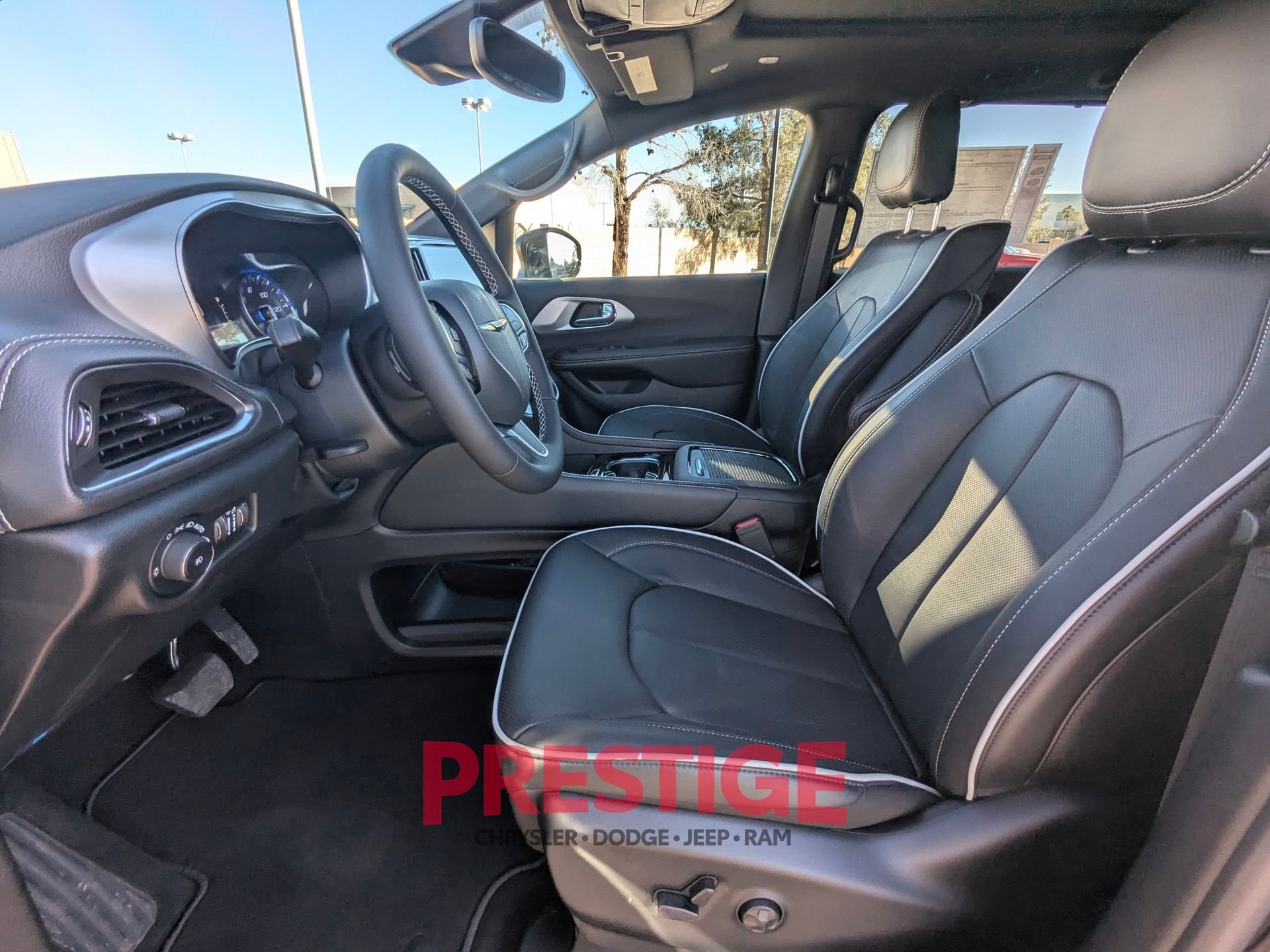 New 2026 Diamond Black Crystal Pearl-Coat Exterior Paint Chrysler Limited image 25