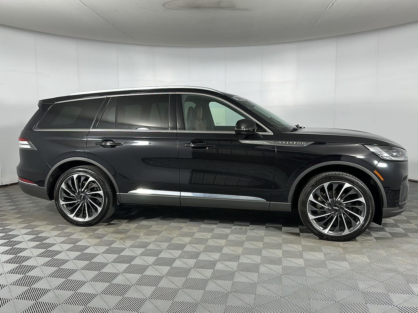 Used 2025 Infinite Black Metallic Clearcoat Lincoln Reserve image 27