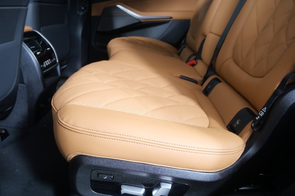 New 2027 Black Sapphire Metallic BMW xDrive40i image 15