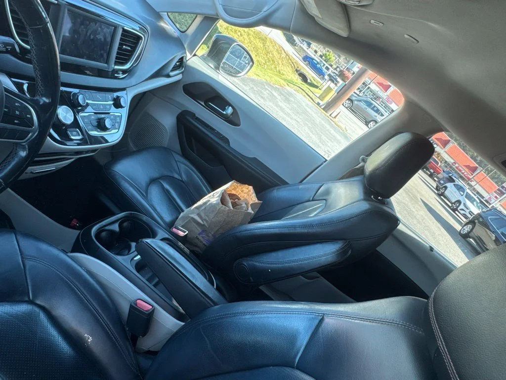 Used 2019 Gray Chrysler Touring L image 8
