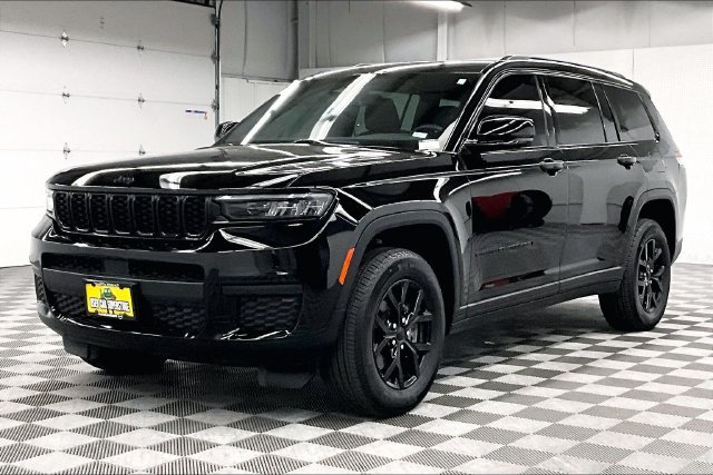 Used 2025 Diamond Black Crystal Pearlcoat Jeep Altitude X image 12