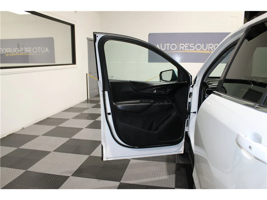 Used 2018 Summit White Chevrolet LT image 11