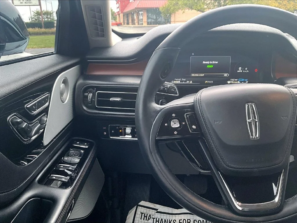 Used 2020 White Lincoln Grand Touring image 19