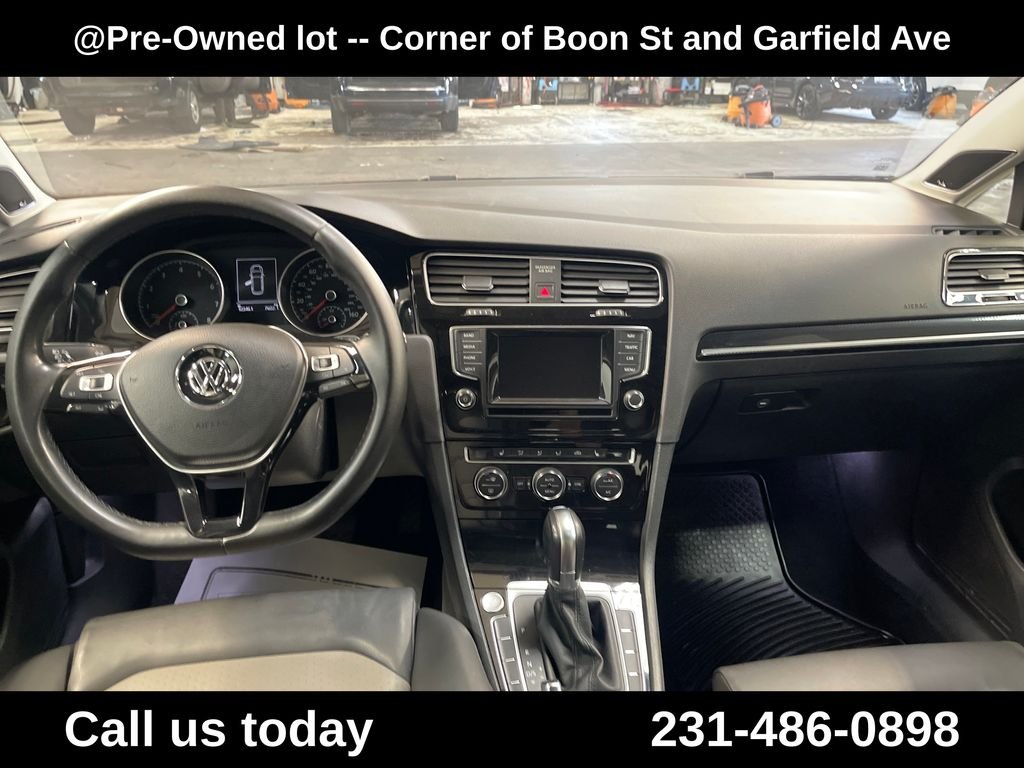Used 2015  Volkswagen SEL image 17
