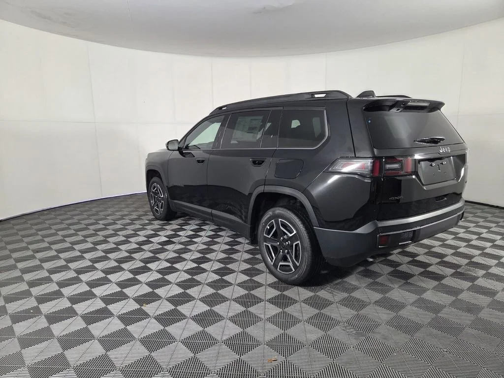 New 2026 Diamond Black Crystal Pearl-Coat Exterior Paint Jeep Limited image 7