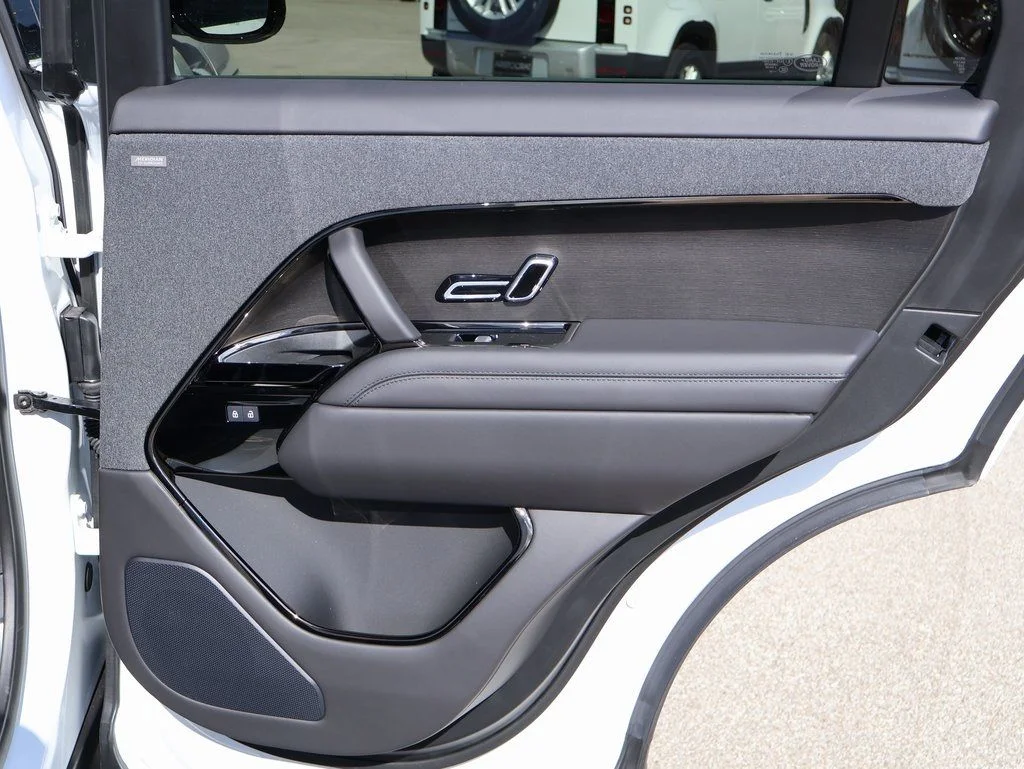 Used 2025 Fuji White Land Rover Dynamic SE image 30