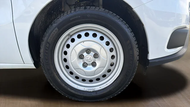 Used 2022 White Ram Base image 25